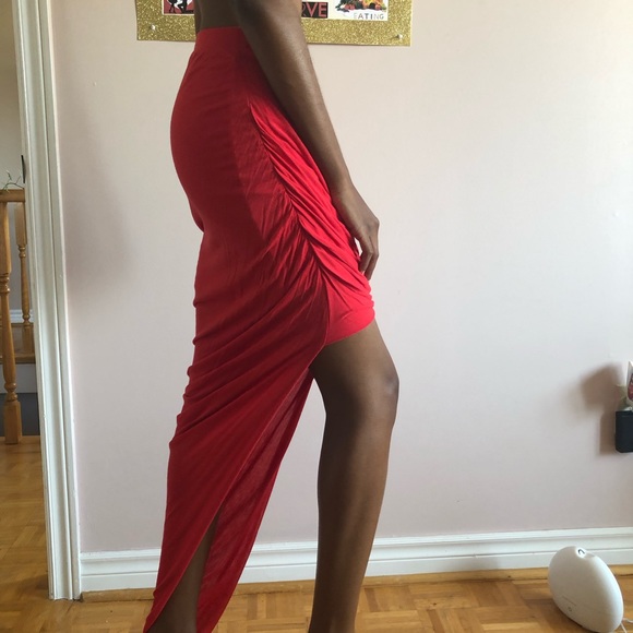 Red assymetrical skirt - Picture 2 of 3